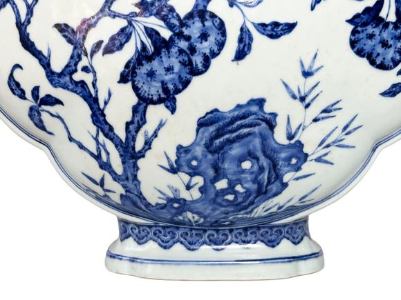 Castle AuctionA blue-and-white vase with birds pattern, Qing Dynasty Pr. 