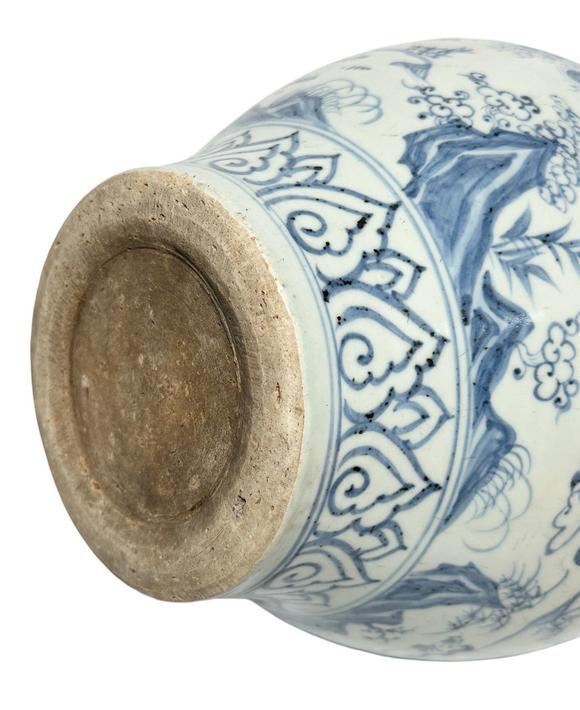 Castle AuctionA Chinese blue and white figure jar, Mid of Ming Dynasty Pr. 