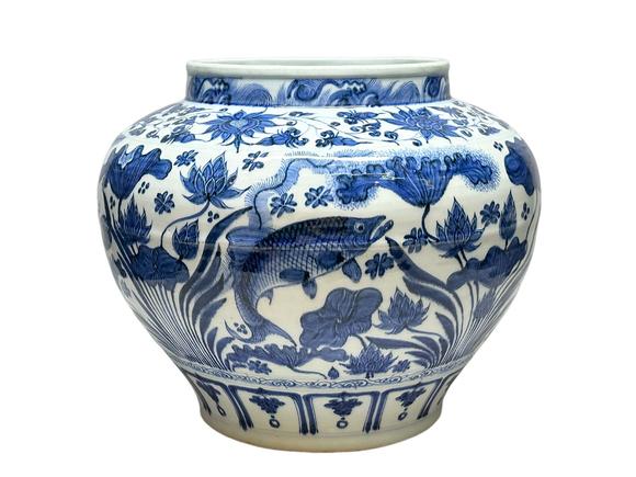 Castle AuctionA fine Blue-and-white jar with fish and algae pattern, Ming Dynasty Pr. 
