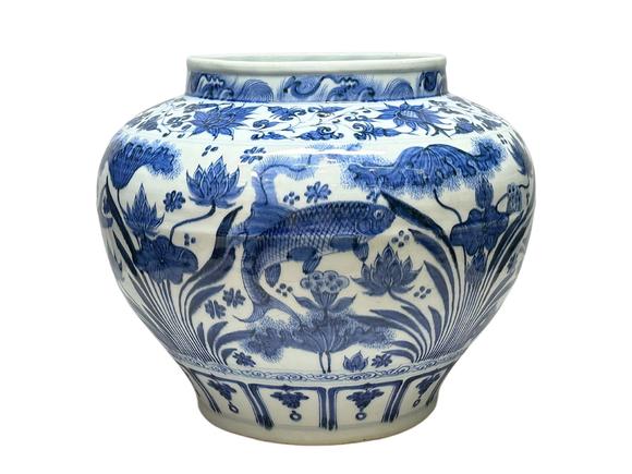 Castle AuctionA fine Blue-and-white jar with fish and algae pattern, Ming Dynasty Pr. 
