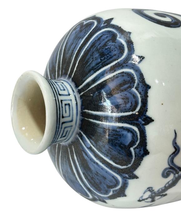 Castle AuctionA Chinese blue-and-white vase with chi dragon patterns