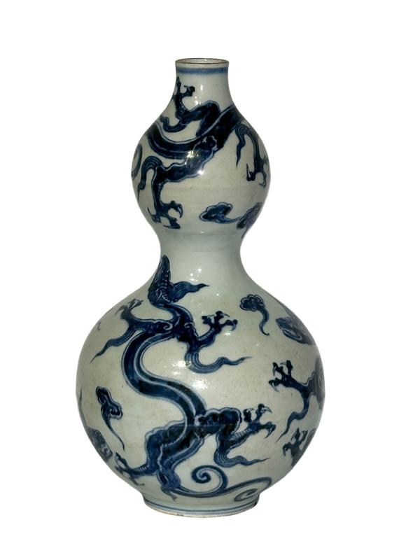 Castle AuctionBlue and white dragon-patterned gourd vase, Ming Dynasty Pr. 