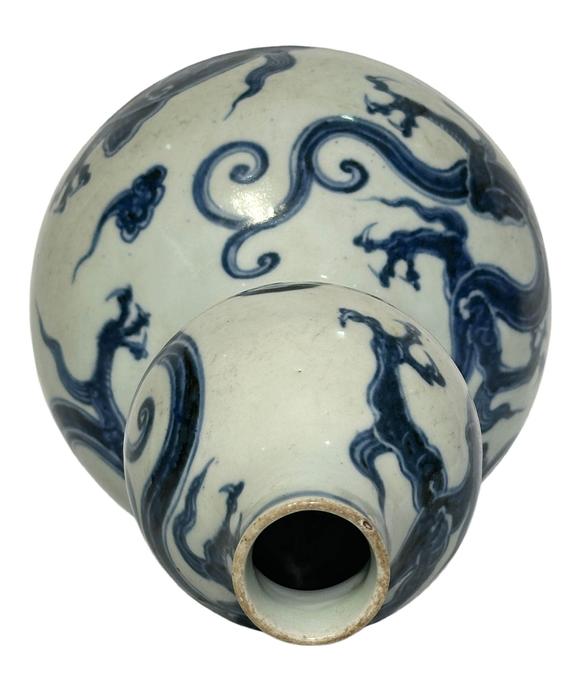Castle AuctionBlue and white dragon-patterned gourd vase, Ming Dynasty Pr. 
