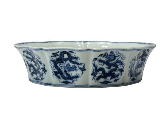 Castle AuctionA Chinese Blue and white dragon pattern water pot, Ming Dynasty Pr. 