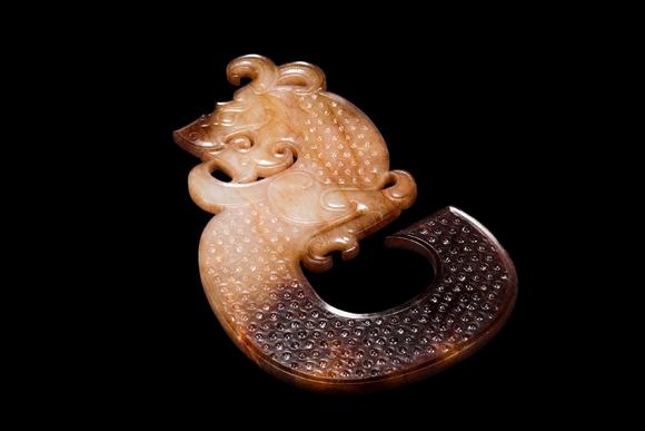 Castle AuctionA Two-Tone Jade S-Shaped Dragon Plaque, Warring States, Circa 475–221 BC Pr.
