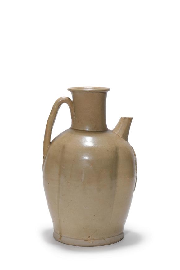 Castle AuctionA Yue Kiln Lobed Ewer, 9th–10th C Pr.