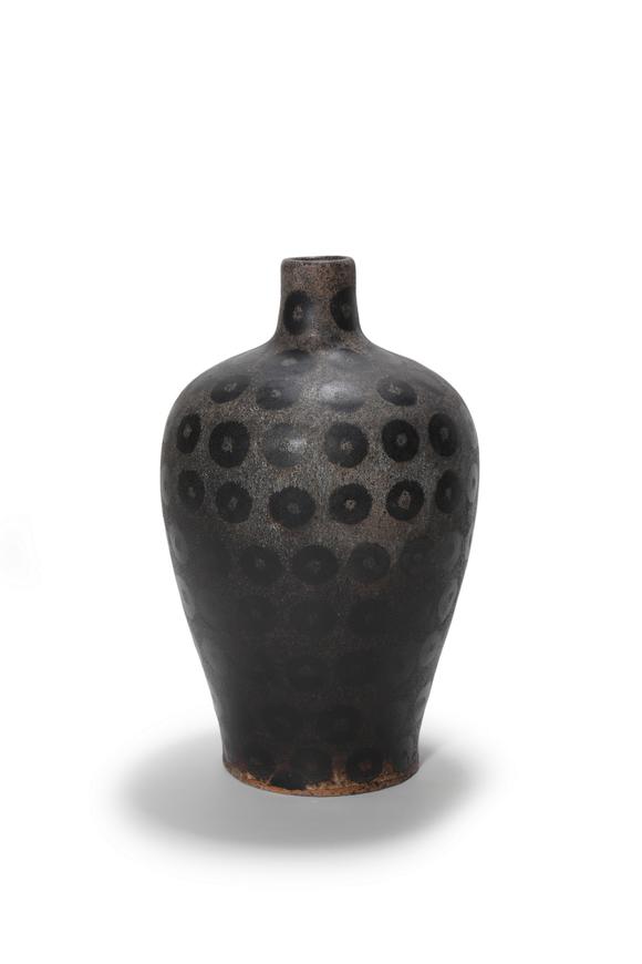 Castle AuctionA Jizhou Kiln Circular Spotted Meiping Vase, 12th–13th C Pr.