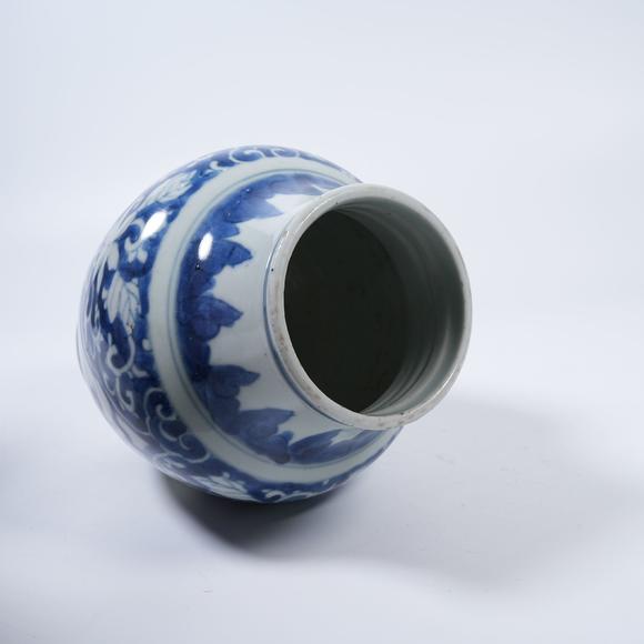 弘楊株式會(huì)社青花纏枝花卉紋尊