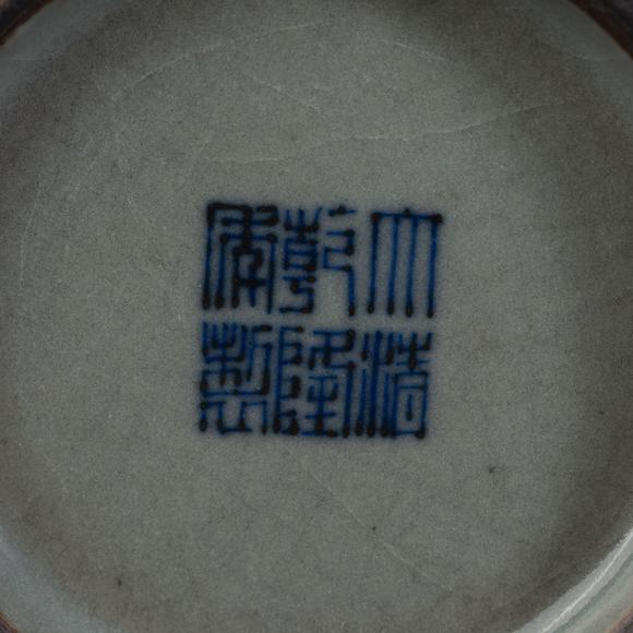 金澤美術(shù)青釉旋紋三系梅瓶