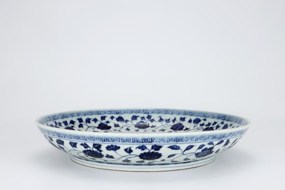 金澤美術(shù)明永樂(lè) 青花留白暗刻海水龍紋大盤(pán)