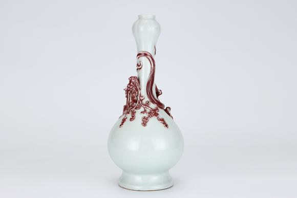 金澤美術(shù)明嘉靖 白釉堆塑鮮紅釉蟠螭蒜頭瓶