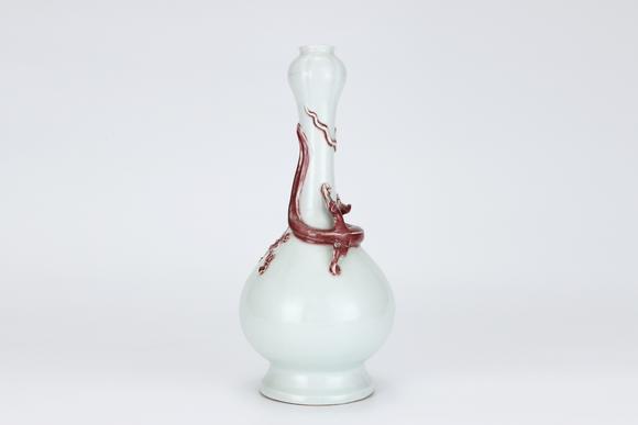 金澤美術(shù)明嘉靖 白釉堆塑鮮紅釉蟠螭蒜頭瓶
