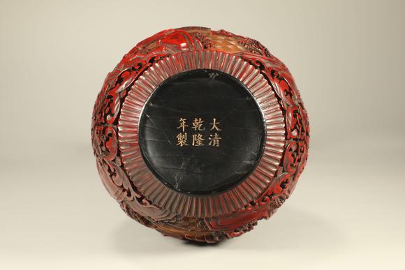 吉本株式會(huì)社清代 大漆山水泛舟花卉尊