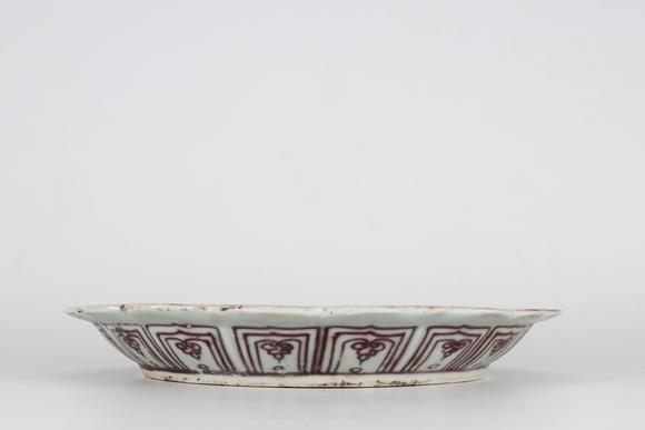 Cascade'sMing Hongwu Glazed Red Twisted Floral Rhombus Mouth Plate | 明洪武 釉裏紅纏枝花卉紋菱花口盤
