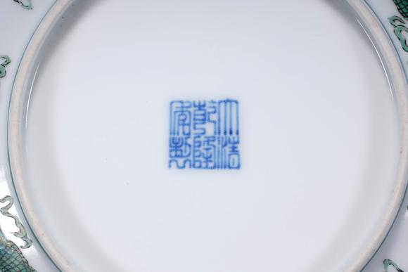 Cascade'sQing gan long white glaze green dragon pattern plate | 清乾隆 白釉綠彩龍紋盤
