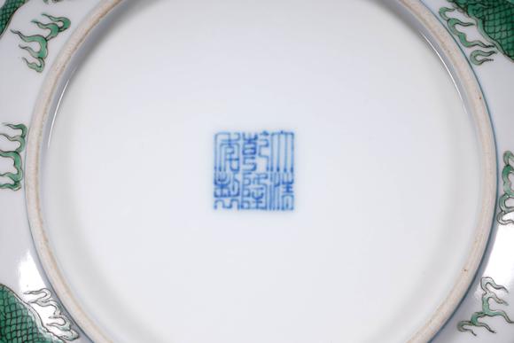 Cascade'sQing gan long white glaze green dragon pattern plate | 清乾隆 白釉綠彩龍紋盤