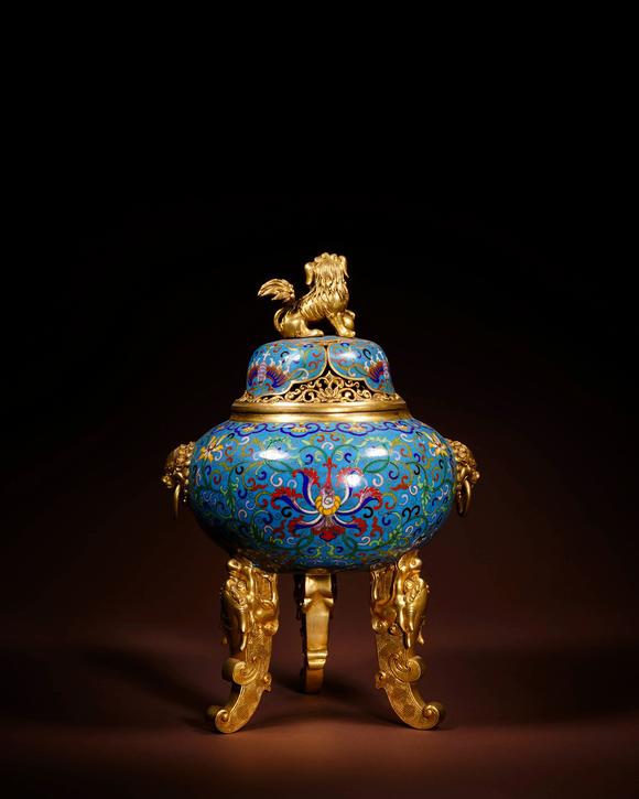 Cascade'sThree-legged cover furnace with clear, dry and long copper tires, twisted silk and enamel ears | 清乾隆 銅胎掐絲琺瑯狻猊耳三足蓋爐