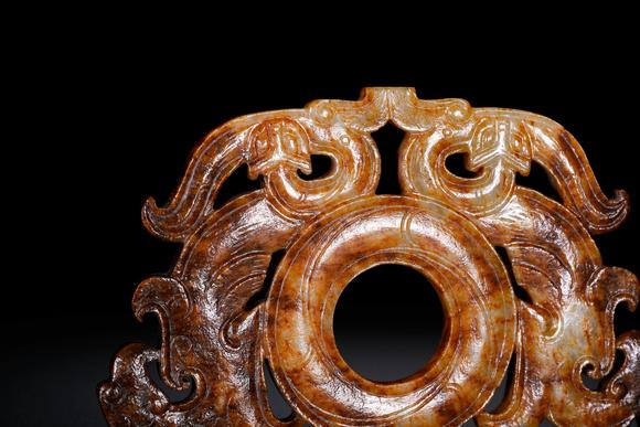 Cascade'sHan Hetian jade carving with dragon and phoenix patterns. | 漢 和田玉透雕龍鳳紋璧形佩