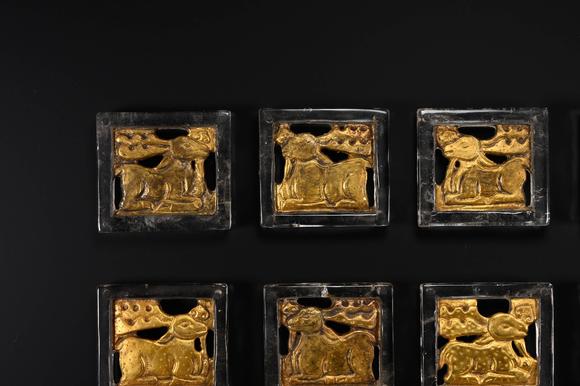 Cascade'sEleven-piece set with square pattern of Han and Rui animals. | 漢 鏨瑞獸紋方形帶銙十一件成套