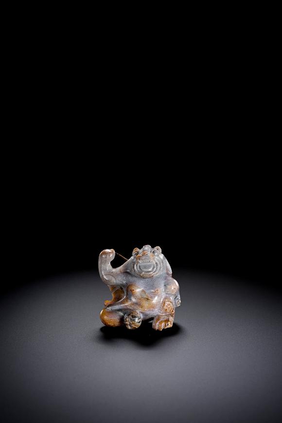 Cascade'sHan Yu sits on a beast | 漢 玉坐獸