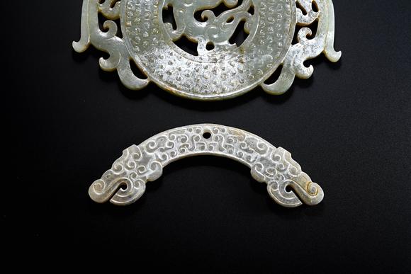 Cascade'sHan Shuanglong Huang Pei Toudiao Longfeng Yubi 1 zu | 漢 雙龍璜配透雕龍鳳玉璧一組