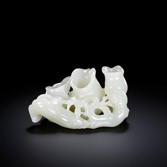 Cascade'sHetian jade morning glory in Qing dynasty. | 清代 和田玉喇叭花。