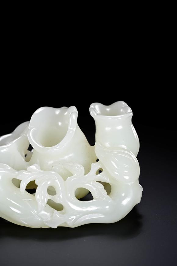 Cascade'sHetian jade morning glory in Qing dynasty. | 清代 和田玉喇叭花。