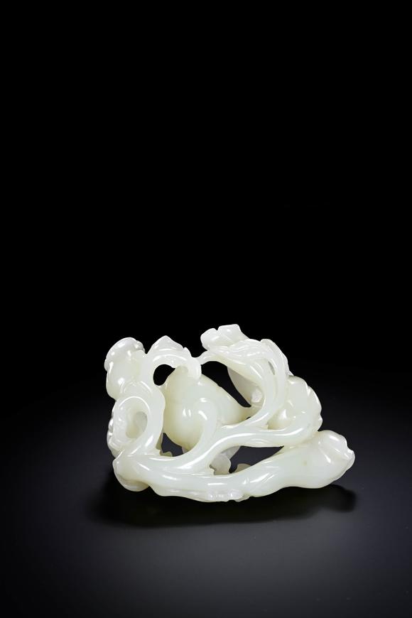 Cascade'sHetian jade morning glory in Qing dynasty. | 清代 和田玉喇叭花。