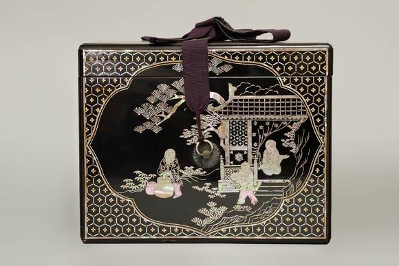 京都祇園會(huì)拍賣中國(guó)琉球十七世紀(jì) 黑漆嵌金嵌螺鈿人物茶箱 日本桐箱附