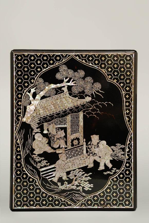 京都祇園會(huì)拍賣中國(guó)琉球十七世紀(jì) 黑漆嵌金嵌螺鈿人物茶箱 日本桐箱附