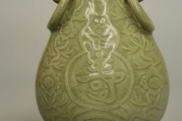 京都祇園會(huì)拍賣(mài)明代 龍泉窯雙象游環(huán)耳福壽葫蘆瓶花入 日本桐箱附 本物保證