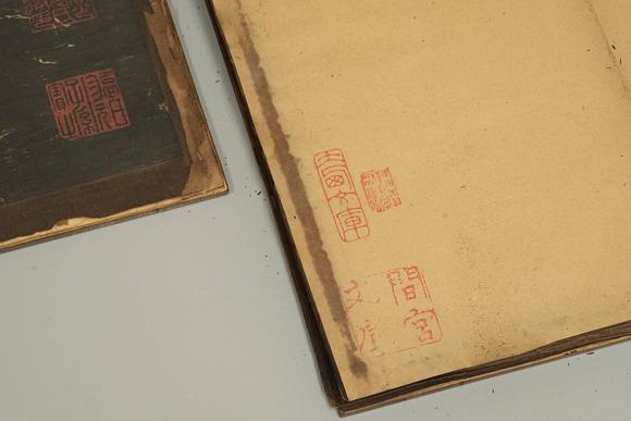 京都祇園會(huì)拍賣金代高汝礪刻《絳帖》12卷  帖內(nèi)收藏?。捍笪魑膸?奎音館 間宮文庫「尚寶少卿袁氏忠徹印」
「袁氏珍玩子孫保之」
「會(huì)元狀元」
「東京赤羽萬閣森汕氏」
「経筵講官太子少師建極殿大學(xué)士図】 木箱付