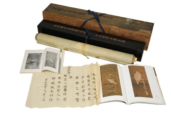 京都祇園會拍賣宋徽宗皇帝鷲之圖 絹本掛軸 宣和殿學(xué)士蔡京贊 延寶二年石川民部源宗弘獻(xiàn)上之（1674年）第三代仙臺藩主藤原一伊達(dá)綱宗舊藏 大正五年東京兩國美術(shù)俱樂部伊達(dá)家藏品入札 雙箱1674年 黑漆燙金原箱 參考資料附 日本古裂裝裱
