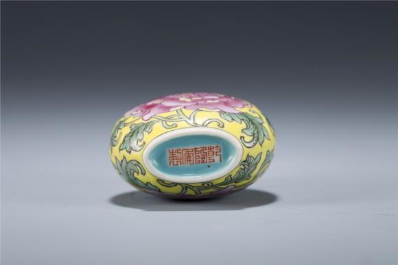 Eden Fine Antiques Galleries LLCQING FAMILLE ROSE LOTUS SNUFF BOTTLE