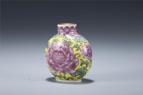 Eden Fine Antiques Galleries LLCQING FAMILLE ROSE LOTUS SNUFF BOTTLE