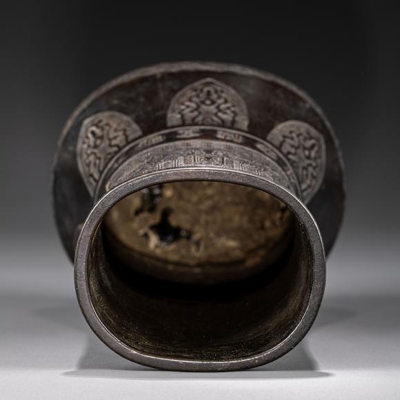 大阪美術(shù)商會(huì)明宣德 古銅蕉葉海浪紋瓶