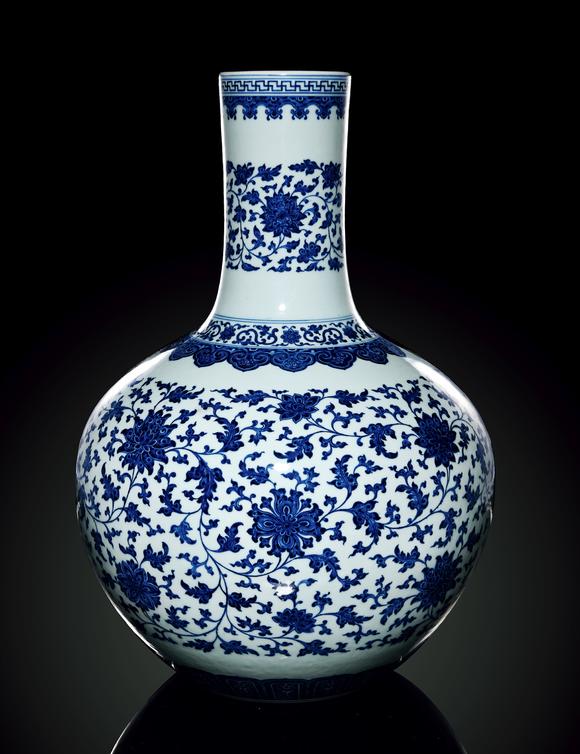 華藝國際清雍正  青花纏枝蓮紋大天球瓶
