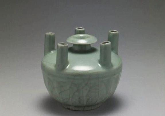 華藝國(guó)際清乾隆  唐窯青花纏枝花卉紋六孔瓶（配座）