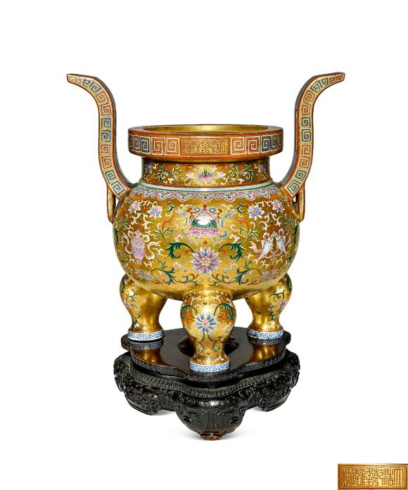 華藝國際清乾隆  御制金地粉彩番蓮八吉祥紋朝天耳三足爐（配蓋、座）
