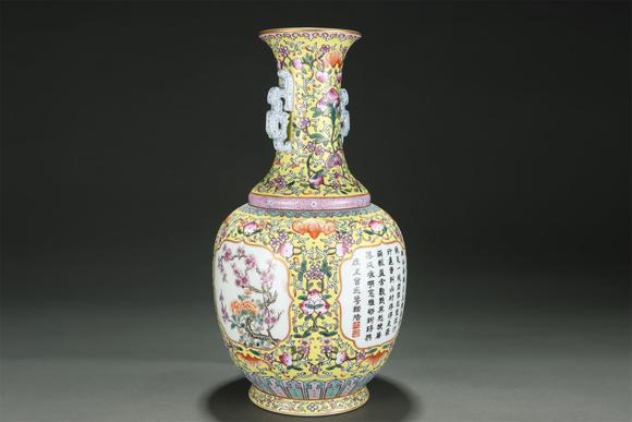 東京國(guó)際拍賣清嘉慶 粉彩花卉開窗詩(shī)文雙耳瓶
