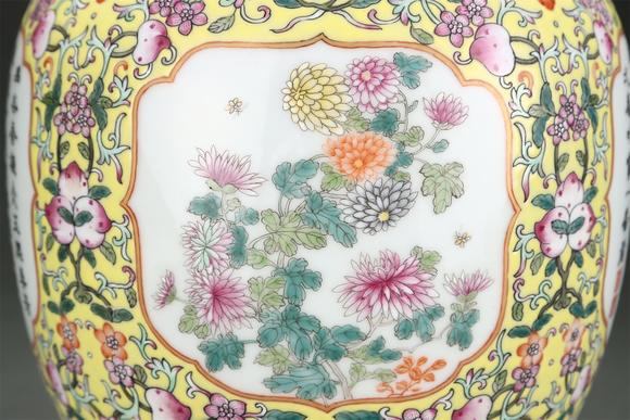 東京國(guó)際拍賣清嘉慶 粉彩花卉開窗詩(shī)文雙耳瓶