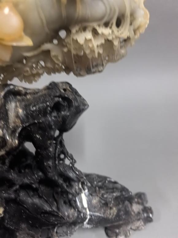 東京國際拍賣倪東方款 壽山石碩果累累擺件