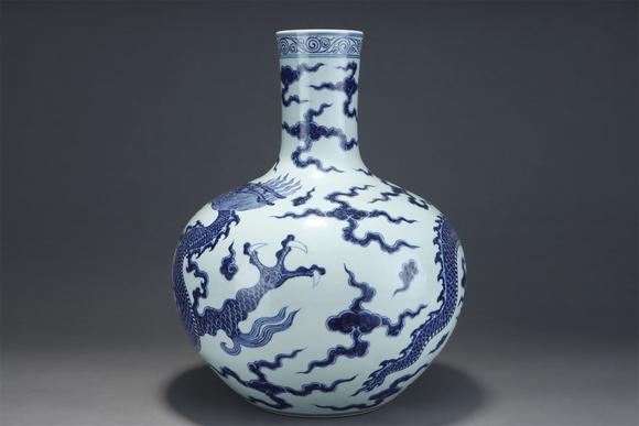 東京國際拍賣明代 青花龍紋天球瓶