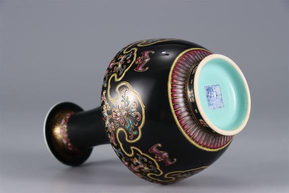 東京國(guó)際拍賣清乾隆 烏金釉粉彩如意八卦瓶