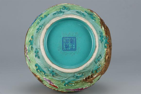 東京國(guó)際拍賣(mài)清雍正 粉彩描金龍鳳天球瓶