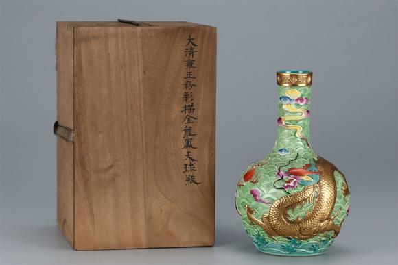 東京國(guó)際拍賣(mài)清雍正 粉彩描金龍鳳天球瓶