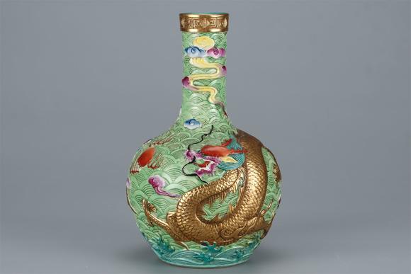 東京國(guó)際拍賣(mài)清雍正 粉彩描金龍鳳天球瓶