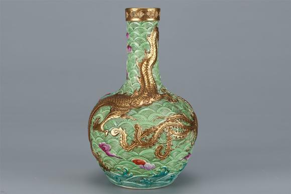 東京國(guó)際拍賣(mài)清雍正 粉彩描金龍鳳天球瓶