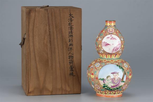 東京國(guó)際拍賣清乾隆 琺瑯彩西洋人物葫蘆瓶