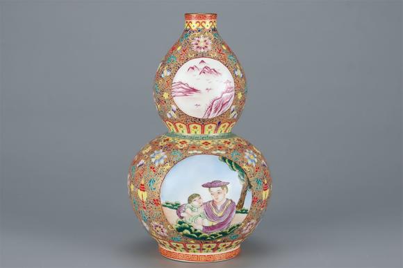 東京國(guó)際拍賣清乾隆 琺瑯彩西洋人物葫蘆瓶